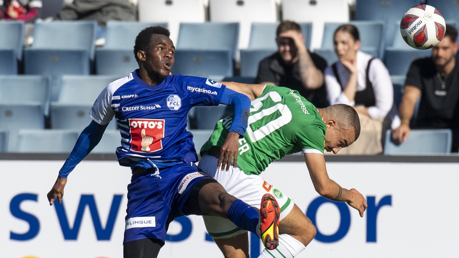 Luzerns Ibrahima Ndiaye, links, kaempf um den Ball gegen St. Gallens Nicolas Luechinger waehrend dem Super League Meisterschaftsspiel zwischen dem FC Luzern und dem FC St. Gallen, am Sonntag, 24. Okto ...