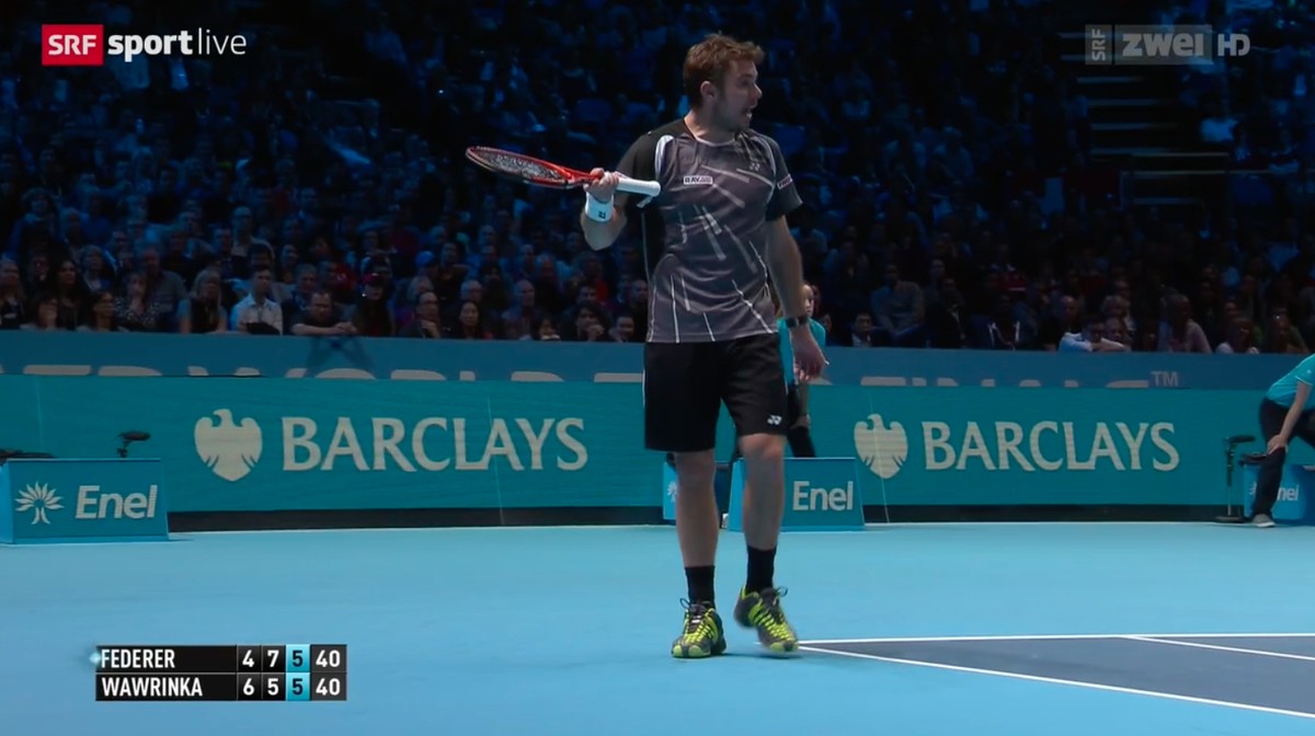 Wawrinka zeigt in die Federer-Box und beklagt sich über störende Zurufe.