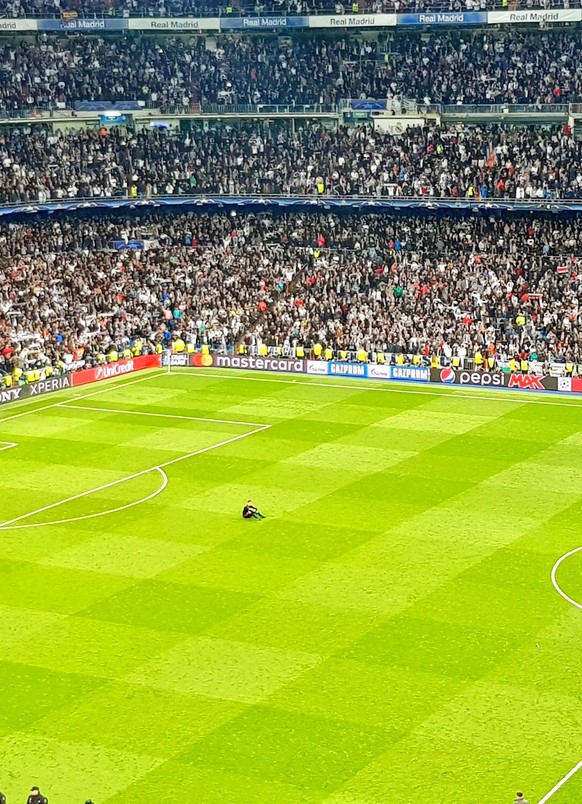 Sven Ulreich bleibt nach dem Schlusspfiff auf dem Rasen sitzen.