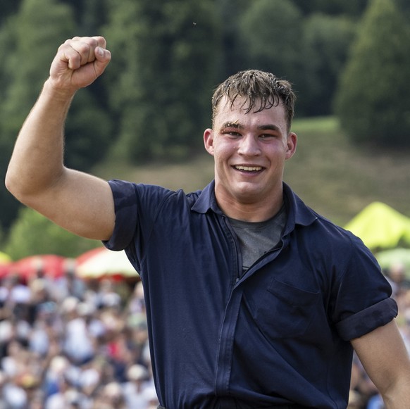 Michael Moser jubelt als Festsieger nach dem Schlussgang am Bernisch-Kantonalen Schwingfest, am Sonntag, 13. Juli 2025 in Langnau. (KEYSTONE/Alessandro della Valle)