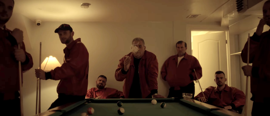 Diese albanischen Männer spielen in Drakes neuem Musikvideo mit.