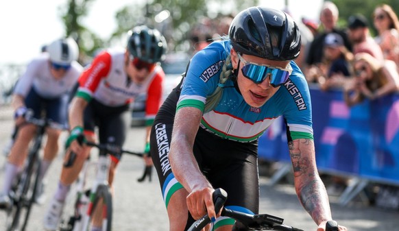 France: Paris 2024 Olympics: Road cycling, Rad, Radsport, Strasse FRANCE, PARIS - AUGUST 4, 2024: Uzbekistan s Yanina Kuskova front competes in a women s road cycling road race at the 2024 Summer Olym ...