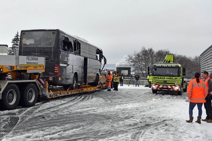 Verunfallter Reisecar in Zuerich am Sonntag, 16. Dezember 2018. Bei einem schweren Verkehrsunfall eines Reisecars auf der Autobahn A3 bei Zuerich ist am Sonntagmorgen eine Frau ums Leben gekommen. 44  ...