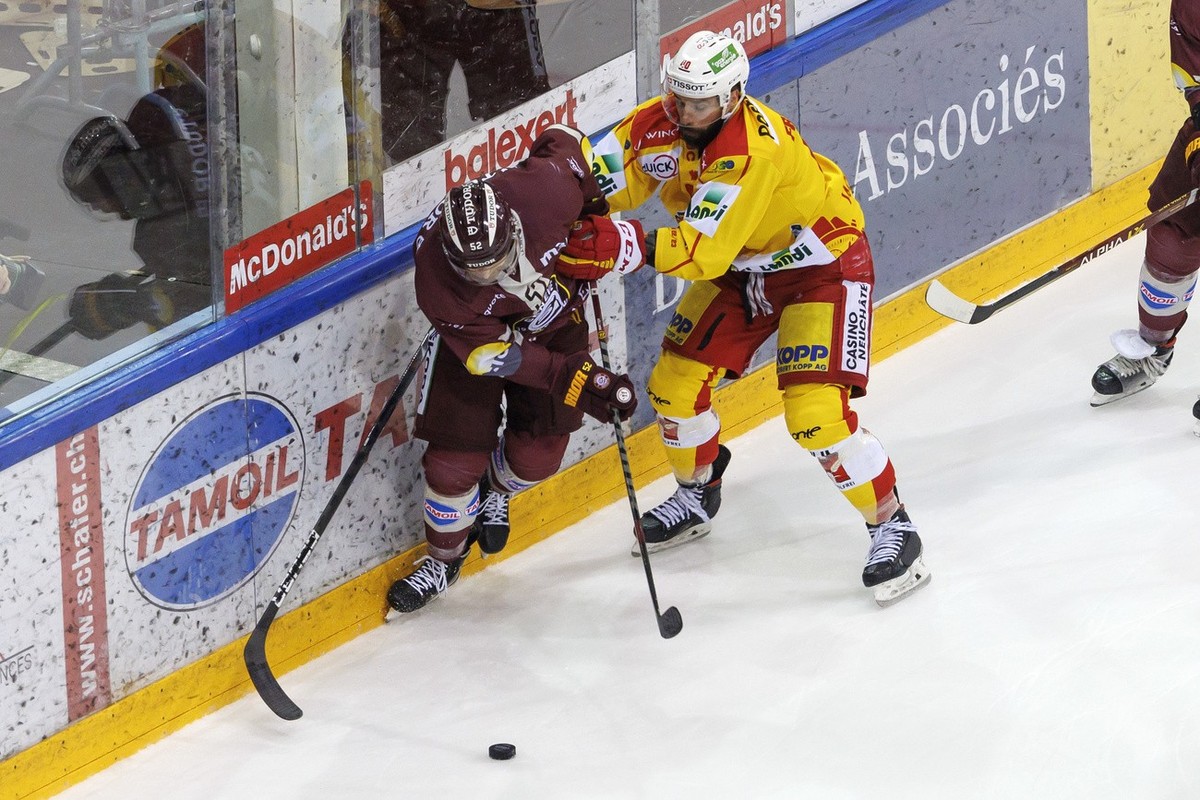 Geneve-Servette's defender Mike Voellmin, left, vies for the puck with Biel's forward Etienne Froidevaux, right, during the fifth leg of the National League Swiss Championship final playoff  ...