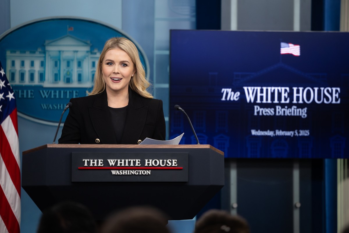 epa11877334 White House Press Secretary Karoline Leavitt gives a press briefing at the White House in Washington, D.C., USA, 05 February 2025. EPA/FRANCIS CHUNG / POLITICO / POOL