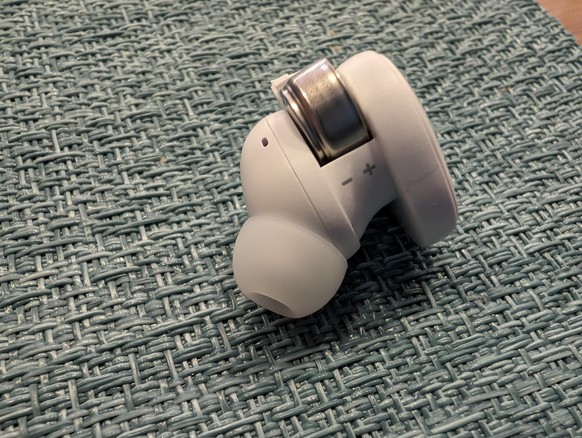 Die kleine Batterie im Kopfhörer lässt sich mit etwas Geschick ohne Schraubenzieher ersetzen.