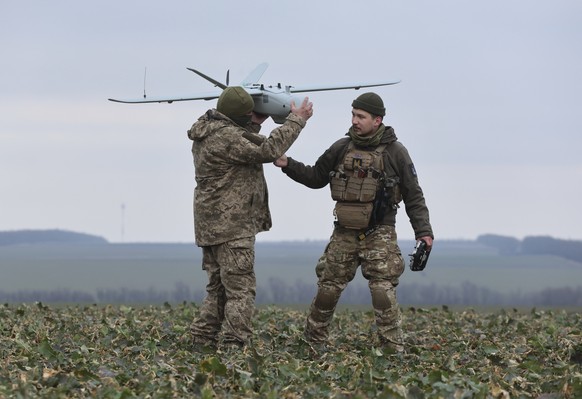 epa11155598 Ukrainian servicemen from the 108th Brigade of Territorial Defence prepare to fly a Ukraine-made multi-purpose drone Leleka-100 on a field near a frontline in the direction of Zaporizhzhia ...