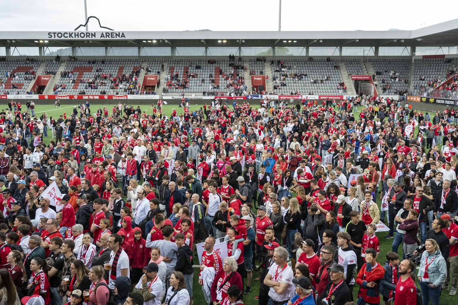 FC Thun Fans feiern den soeben gesichterten Meistertitel, am Sonntag, 3. Mai 2026 in der Stockhorn Arena in Thun. Da der FC St. Gallen verlor, ist dem FC Thun der Titel des Schweizer Meisters nicht me ...