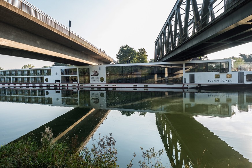 epa05534578 A hotel ship is seen under two bridges at the scene of an accident on the Main-Danube Canal in Erlangen, Bayern, Germany, early 11 September 2016. The hotel ship with Budapest as its desti ...