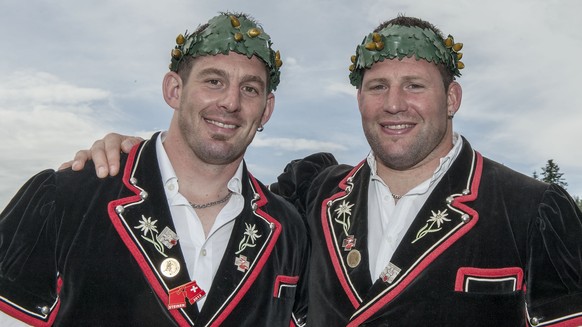 Stoos, 14. Juni 2015, Schwingen - Stoos Schwinget. Festsieger, Philipp Laimbacher (L, Sattel) Adi Laimbacher (R, Schwyz) (Rolf Eicher/EQ Images)