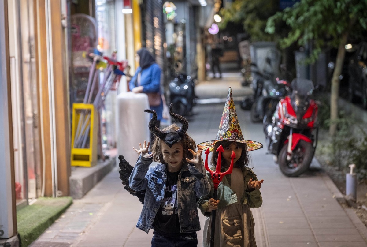 Preparing For Halloween Holiday In Iran Iranian children wear Halloween accessories and react as they pose for photographs on a sidewalk in downtown Tehran, Iran, on October 27, 2025. Tehran Tehran Ir ...