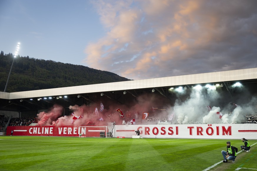 Bieler Fans machen Stimmung vor dem Schweizer Cup Halbfinal-Spiel zwischen dem FC Biel und dem BSC Young Boys, am Samstag, 26. April 2025 in der Tissot Arena in Biel. (KEYSTONE/Peter Klaunzer)