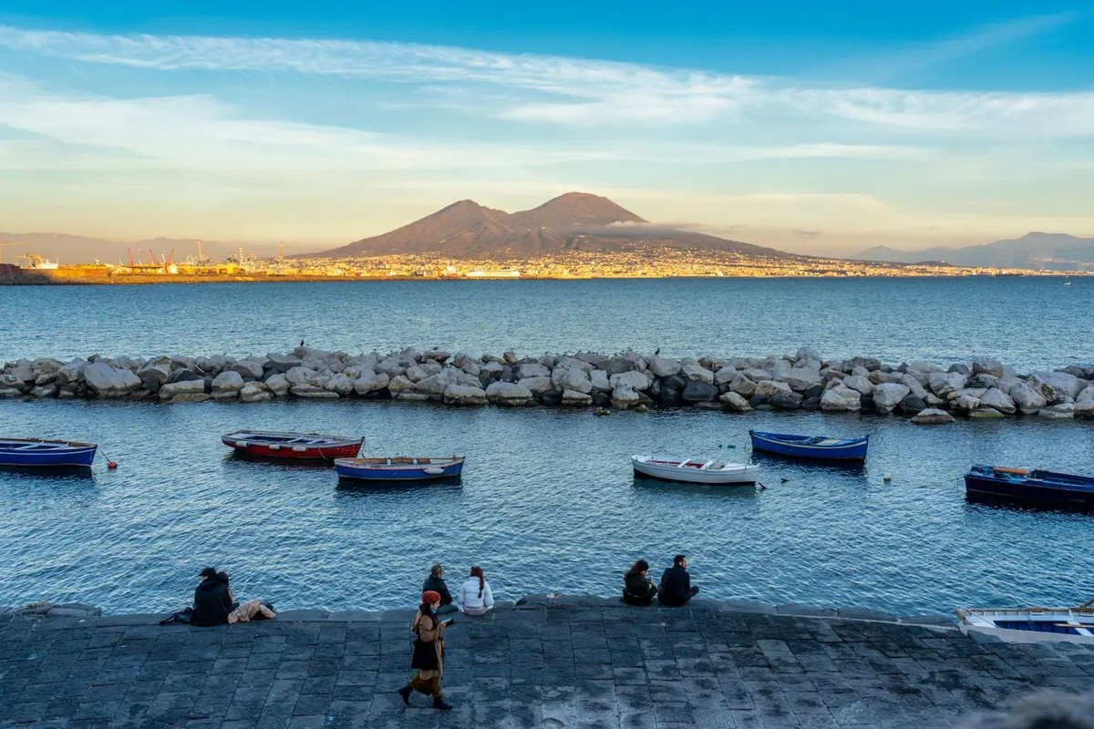 Naples: l'éruption de ce volcan est imminente. L'éruption des champs Phlégréens serait imminente. La la Protection civile d'Italie envisage d'augmenter le niveau de risque d'é ...