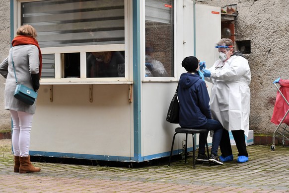 epa08747657 A Polish medical staff works at the COVID-19 testing lab in Warsaw, Poland, 15 October 2020. The number of confirmed coronavirus cases in Poland has increased since 14 October by 8,099 new ...