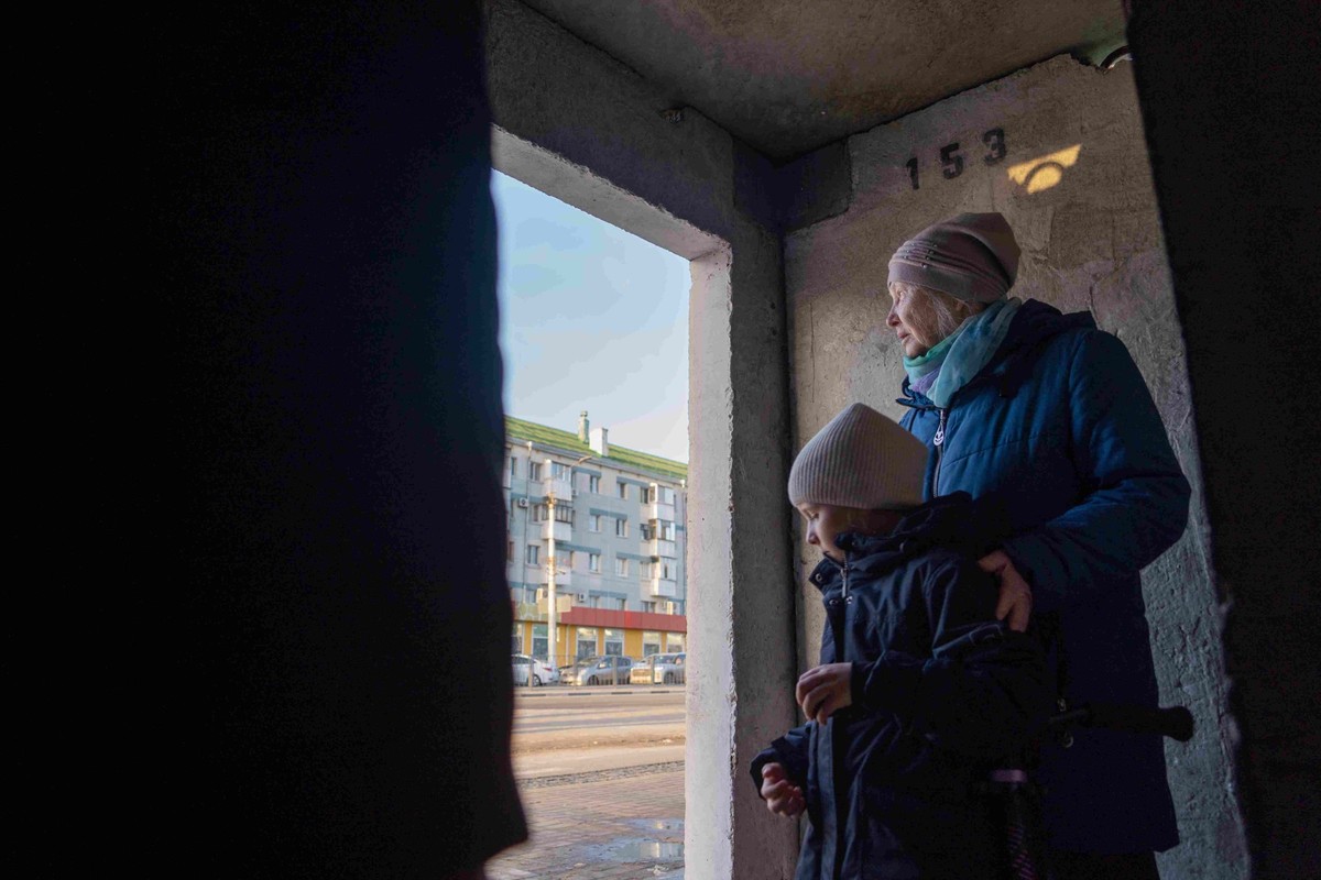 Une femme et un enfant se réfugient dans un abri en béton dans une rue de Belgorod. Dans cette ville russe, la clameur des sirènes d'alarme se fait entendre plusieurs fois par jour.