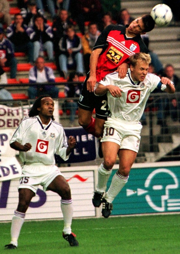 Grasshopper s Bruno BERNER seen dueling with Anderlecht s Par ZETTERBERG as Gaston TAUMENT looks on. Anderlecht was defeated by 0-2 by Grasshopper Zurich, here this evening after their 32th finale UEF ...