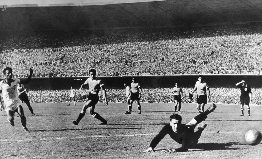 Vor fast 200'000 Zuschauern im Maracana-Stadion von Rio de Janeiro stehen sich am 16. Juni 1950 Gastgeber Brasilien und Uruguay im entscheidenden Spiel der Finalrunde der IV. Fussball-Weltmeisterschaf ...