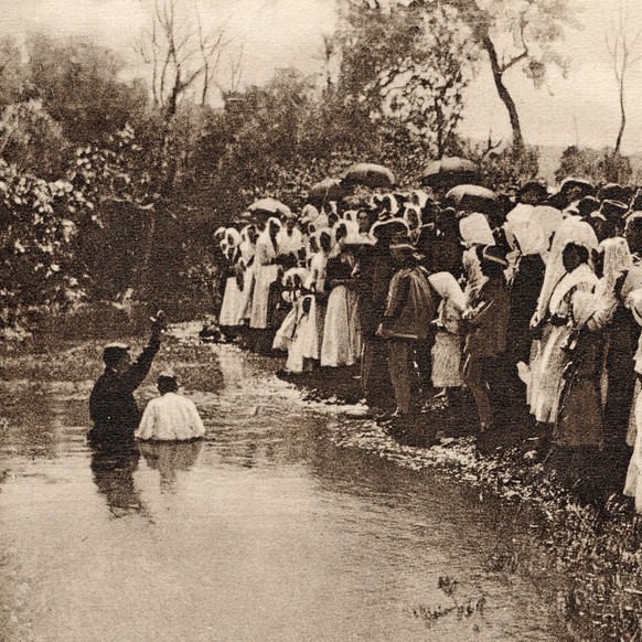 Missionar Eric Jansson taufend in Brasilien, 1910. Copyright: Wikicommons (https://de.wikipedia.org/wiki/Mission_(Christentum)#/media/File:Missionary-jansson.jpg)