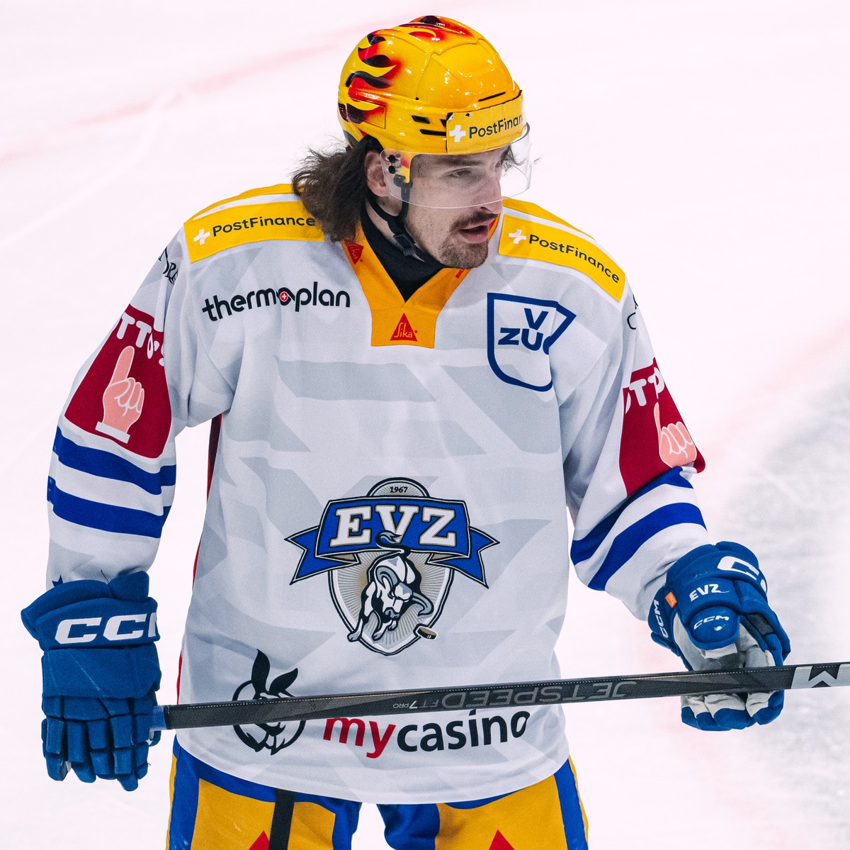 PostFinance Top Scorer Daniel Vozenilek (EVZ), lors du match du championnat suisse de hockey sur glace de National League entre le HC Fribourg Gotteron et le EV Zoug, ce vendredi 29 novembre 2024 a la ...