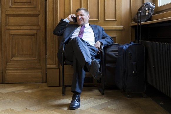 Toni Brunner (SVP-SG) telefoniert im Vorzimmer zum Nationalrat, waehrend der Sommersession der Eidgenoessischen Raete, am Dienstag, 30. Mai 2017 in Bern. (KEYSTONE/Peter Klaunzer)