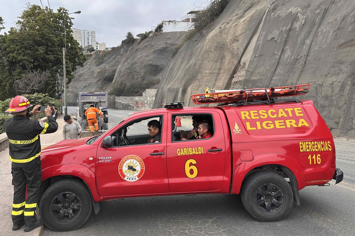 epa12177886 Emergency services close Costa Verde Avenue due to cliff collapses caused by an earthquake in Lima, Peru, 15 June 2025. A magnitude 6.1 earthquake shook Lima and neighboring Callao, on 15  ...