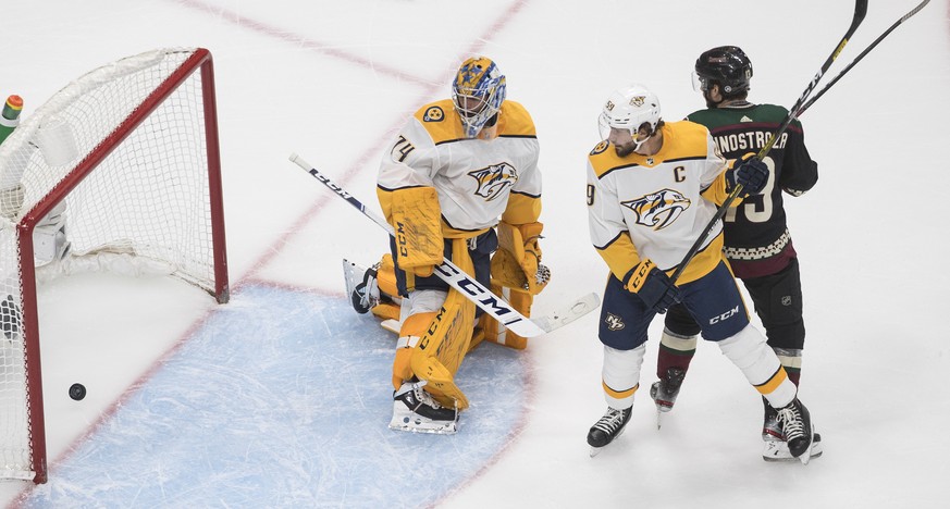 Nashville Predators goalie Juuse Saros (74) is scored on as Arizona Coyotes&#039; Brad Richardson (15) and Predators&#039; Filip Forsberg (9) battle in front of the net during first period NHL hockey  ...