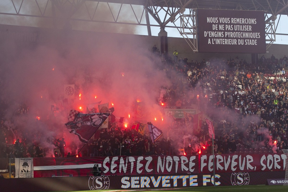 Servette's supporters light smoke flares, during the Super League soccer match of Swiss Championship between Servette FC and FC Sion, at the Stade de Geneve stadium, in Geneva, Switzerland, Sunda ...