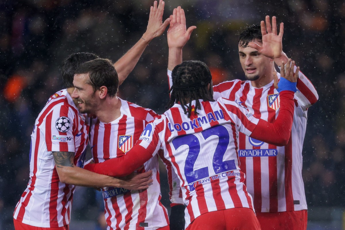 epa12755804 Atletico's Ademola Lookman (C) celebrates with teammates after scoring a goal during the UEFA Champions League play-offs 1st leg match between Club Brugge KV and Atletico Madrid, in B ...