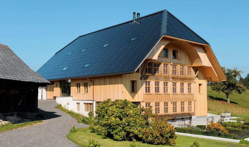 Das Glaserhaus im Emmental: Nicht Burkhards Scheune – aber ein Beispiel einer Indachlösung. Die Panels liegen nicht auf den Ziegeln auf, sondern werden als deren Ersatz ins Dach integriert.