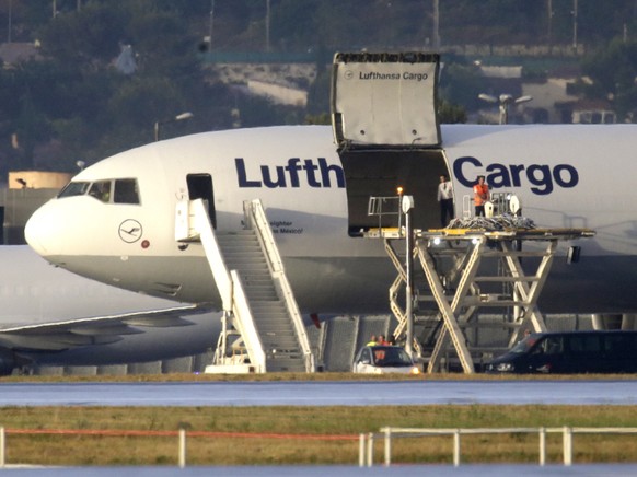 Ein Frachtflugzeug der Lufthansa hat 80 Tonnen Früchte und Gemüse nach Grossbritannien transportiert, weil wegen Grenzschliessungen in Frankreich tausende Lastwagen ihr Ziel nicht anfahren können. (Sy ...