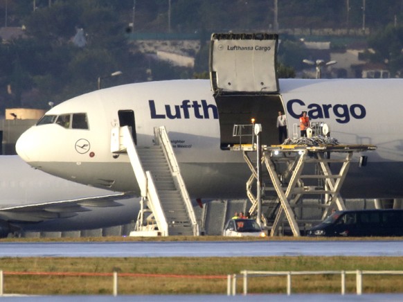 Ein Frachtflugzeug der Lufthansa hat 80 Tonnen Früchte und Gemüse nach Grossbritannien transportiert, weil wegen Grenzschliessungen in Frankreich tausende Lastwagen ihr Ziel nicht anfahren können. (Sy ...