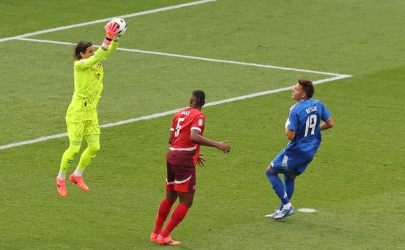 epa11445589 Goalkeeper Yann Sommer of Switzerland (L) makes a save as Manuel Akanji of Switzerland.(C) and Mateo Retegui of Italy look on during the UEFA EURO 2024 Round of 16 soccer match between Swi ...