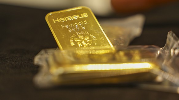 epa12441387 Gold bars are displayed in a gold dealer's shop in Essen, Germany, 09 October 2025. The spot price of gold has risen above 4,000 USD per ounce for the first time as investors turn to  ...