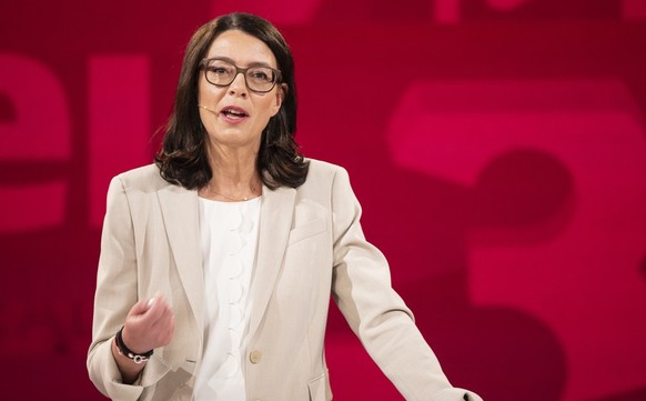 SRF-Direktorin Nathalie Wappler, spricht an einer Medienkonferenz ueber das Programm fuer das Jahr 2022 im Fernsehstudio in Leutschenbach, aufgenommen am Donnerstag, 31. Maerz 2022 in Zuerich. (KEYSTO ...