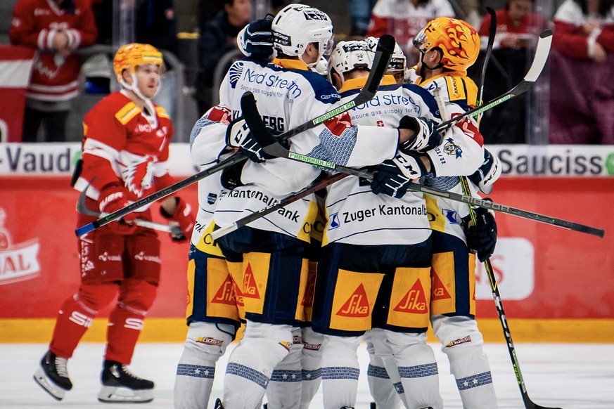 Joie des joueurs zougeois apres le troisieme but marque par Carl Klingberg, lors de la rencontre du championnat suisse de hockey sur glace de National League LNA, entre le Lausanne HC, LHC, et le EV Z ...