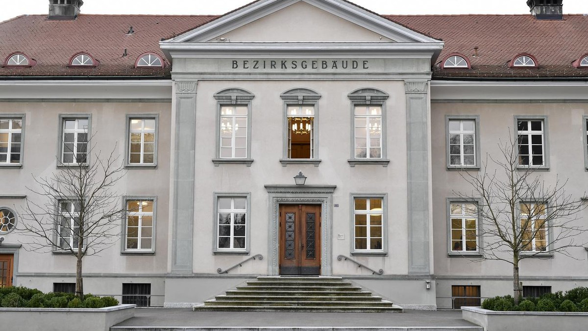 Buelacher Bezirksgericht am Dienstag, 28. November 2017. Die Oberzolldirektion hat dem Kunstsammler, Financier und Dolder-Hotelier Urs E. Schwarzenbach eine Busse von 4 Millionen Franken auferlegt. De ...