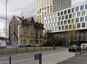 Vor ein paar Jahren installierte ein Künstler den Schriftzug «Résistance» an der Fassade des Nagelhauses – in der genau gleichen Typographie wie der Schriftzug des benachbarten Renaissance-Hotels.