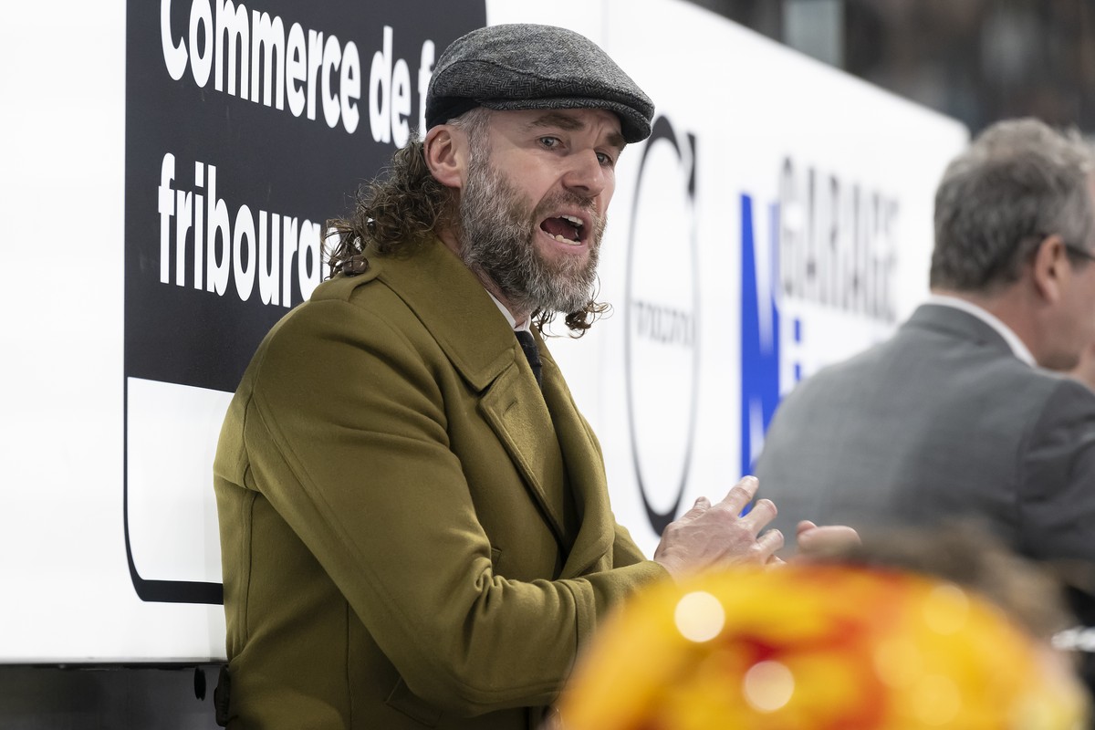 der Freiburger Head Coach Christian Dube reagiert, beim Eishockey Meisterschaftsspiel der National League A zwischen dem HC Fribourg Gotteron und den SCL Tigers, am Samstag samedi, 4. November 2023, i ...