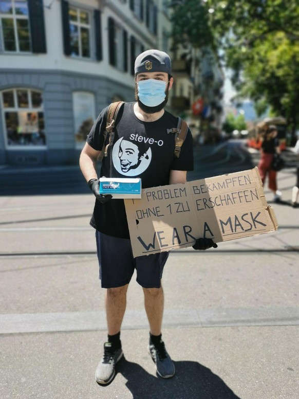 Ein BLM-Demonstrant verteilt Masken.