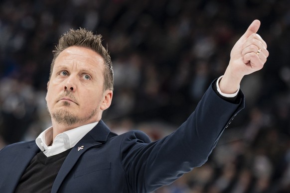 Head Coach Lauri Marjamaeki (EHCK) bedankt sich bei den Fans nach dem fuenften Playoff Viertelfinalspiel der Eishockey National League zwischen den ZSC Lions und dem EHC Kloten und der Swiss Life Aren ...