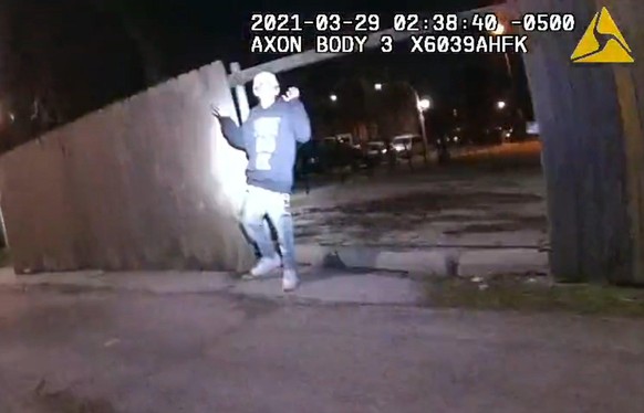 13-Jähriger in Chicago von Polizisten erschossen – Bodycam-Video aufgetaucht\nEr hatte keine Waffe in der Hand. Was er vorher hatte weiss man nicht, aber der Polizist schiesst ihn einfach über den Haufen ohne auch nur eine Sekunde zu zögern🤮🤮🤮
