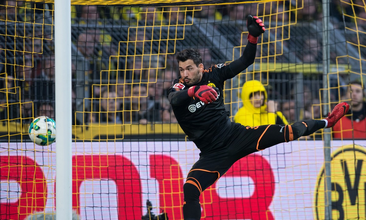 Fußball: Bundesliga, Borussia Dortmund - SC Freiburg, 20. Spieltag am 27.01.2018 im Signal Iduna Park, Dortmund (Nordrhein-Westfalen). Dortmunds Torwart Roman Bürki schätzt den Weitschuss von Freiburg ...