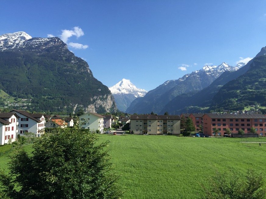 Beat Gisler schickt uns diesen Bild aus der Region Altdorf, mit Blick in Richtung Bristen (genau, das ist der Berg, den man auf der A2 nach dem Urnersee ganz lange im Visier hat).