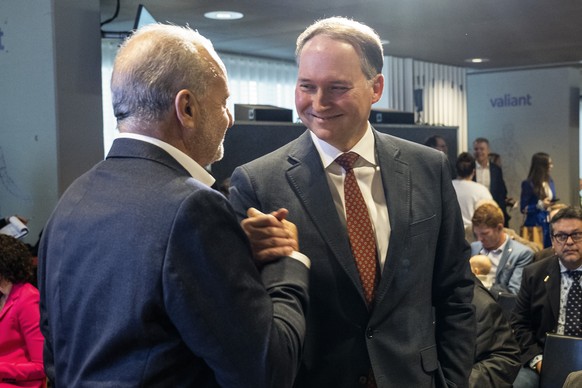 Nationalrat Simon Michel, FDP-SO, rechts, und Alt-Nationalrat Filippo Leutenegger, begruessen sich an der Delegiertenversammlung der FDP, am Samstag, 18. Oktober 2025, in Bern. (KEYSTONE/Peter Schneid ...