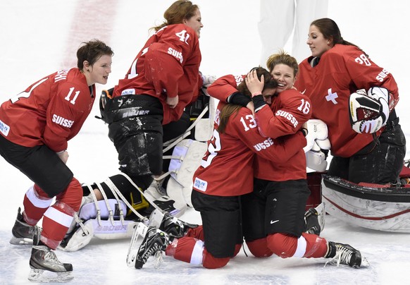 ARCHIV - ZU DEN SCHWEIZER MEDAILLENGEWINNERN AN OLYMPISCHEN WINTERSPIELEN STELLEN WIR IHNEN EINE AUSWAHL AN ARCHIVBILDERN ZUR VERFUEGUNG - From left, Switzerland&#039;s Angela Frautschi, goalkeeper Fl ...