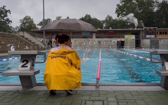 Die Realität: Eine Bademeisterin kontrolliert das «Treiben» im Lido von Lugano am Montag, 25. August 2014.