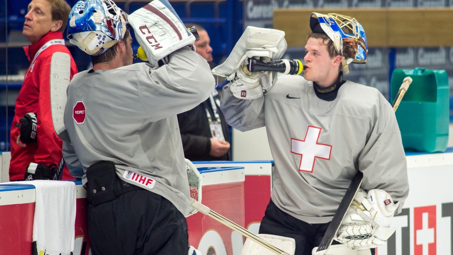 Ostrava, 13.5.2015, Ice Hockey IIHF World Championships, Swiss team Training, Headcoach Glen Henlon with goalies Leonardo Genoni and Reto Berra (Robert Hradil/EQ Images)