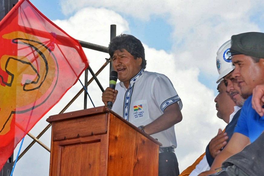 epa06255296 A handout photo made available by the Bolivian Information Agency (Agencia Boliviana de Informacion, ABI) on 09 October 2017 shows Bolivian President Evo Morales speaking in Vallegrande, B ...