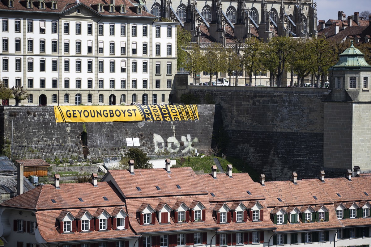 Eine Fahne mit der Aufschrift "Geyoungboyst" haengt neben der Plattform beim Berner Muenster, am Montag, 19. April 2021 in Bern. Der BSC Young Boys Bern wurde gestern erneut Schweizer Meiste ...