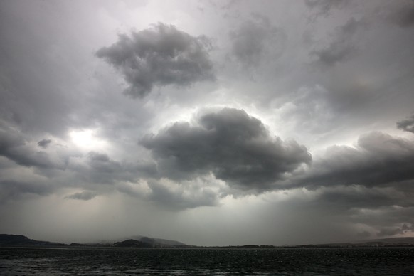 Dunkle Wolken über dem Zugersee. Was genau geschah an der Landammann-Feier auf der MS Rigi und danach im Restaurant Schiff?